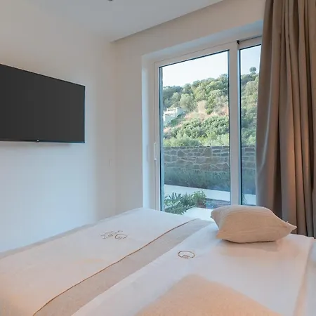 Hills 8 - Luxury With Pool 4*