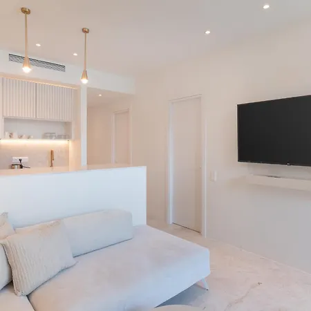 Hills 8 - Luxury With Pool מלון דירות 4*